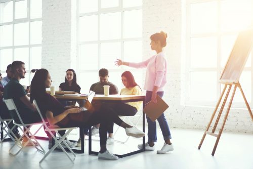 指示をする女性
