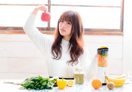 野菜に囲まれる女性