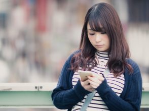 LINEする女性