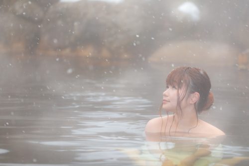 お風呂に入る女性