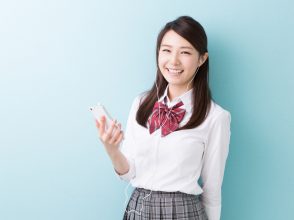 スマホをもつ女子高生