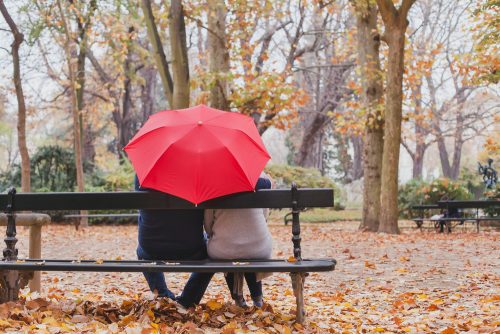 雨の中のカップル