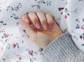女性の手