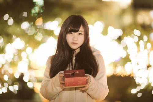 プレゼントを受け取る女性