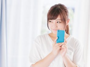スマホを操作する女性