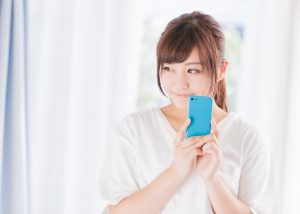 スマホを操作する女性
