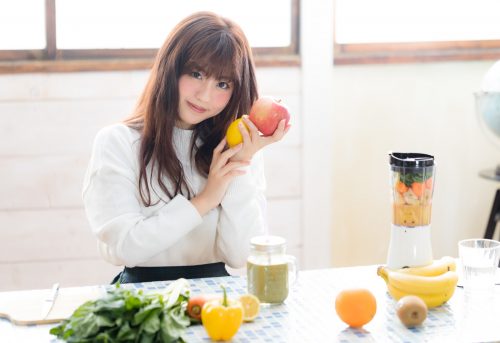 たくさんの野菜に囲まれる女子