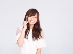 電話をかける若い女性