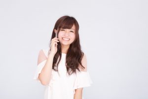 電話をかける若い女性