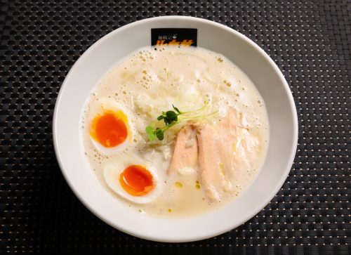 鶏と野菜のうまみを凝縮、無化調鶏白湯！