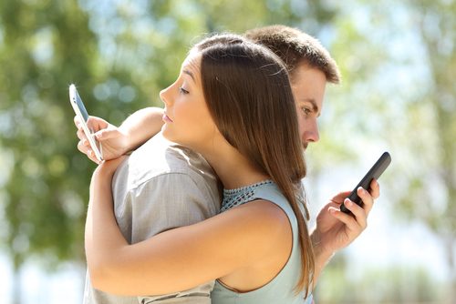スマホを使う男女