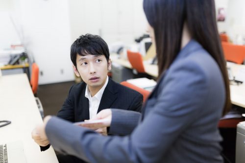 社内で話す男女
