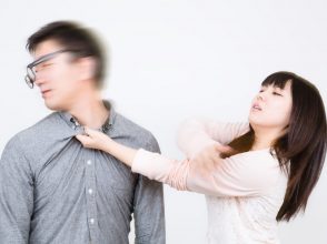 制裁を加える女子