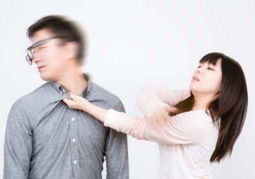 制裁を加える女子