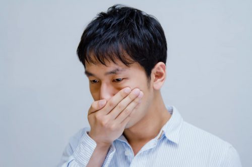 悩む男性
