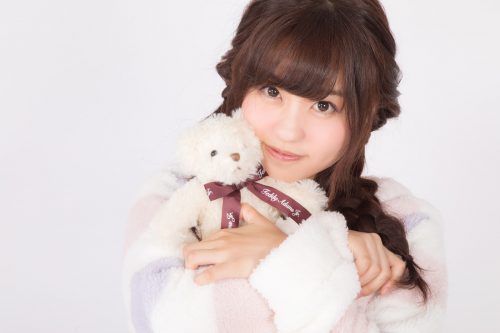 くまのぬいぐるみを抱く女性