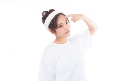 スキンケア中の女性