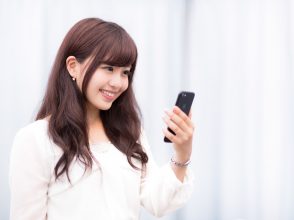 スマホを持つ女性