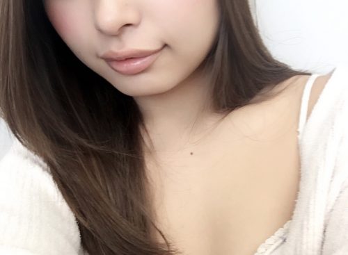 ノースリーブのわきからブラ紐
