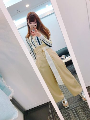 カジュアルなチノパンをおしゃれに格上げ