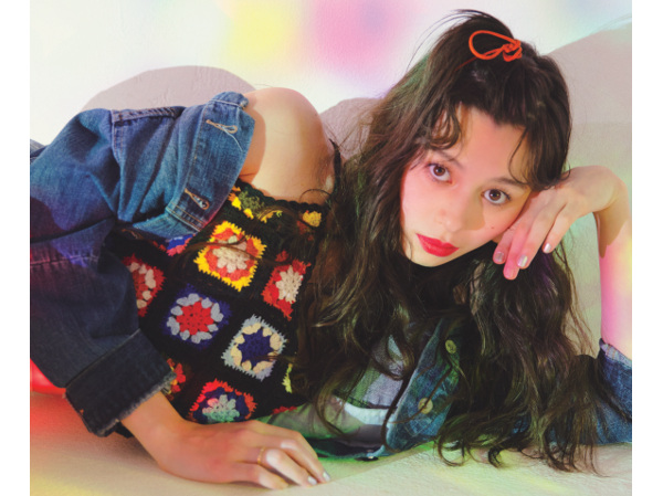 中条あやみが、今、気になるスタイルをお届けする「ぽーりんStyle」。ここからの季節は、派手色やハッピーなプリントで、プレイフルに攻略するのがぽーりん的気分です♪