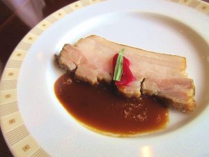 大き目の料理はお皿に一品盛で