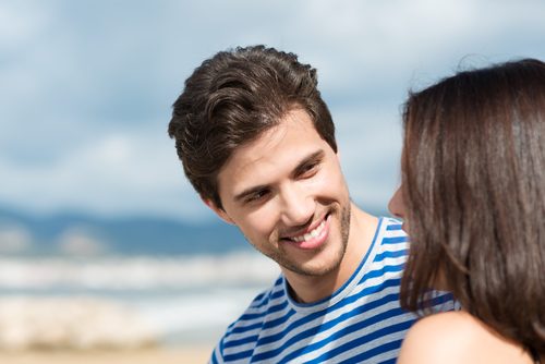 話しかける男性