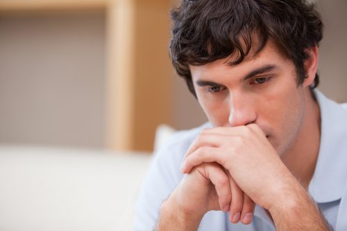 がっかりする男性