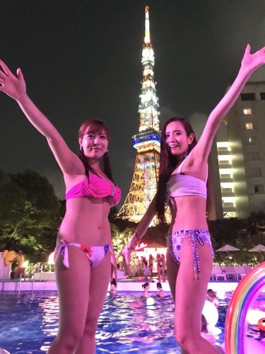水着女子、ナイトプール