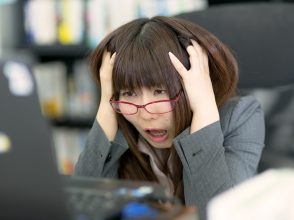 頭を抱える女性社員