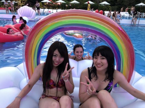 ナイトプール、レインボーフロート
