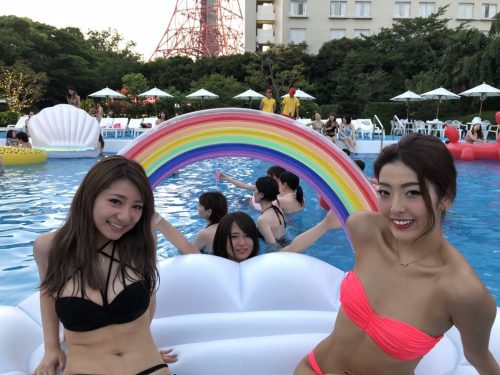 ナイトプール、レインボーフロート、バンドゥビキニ