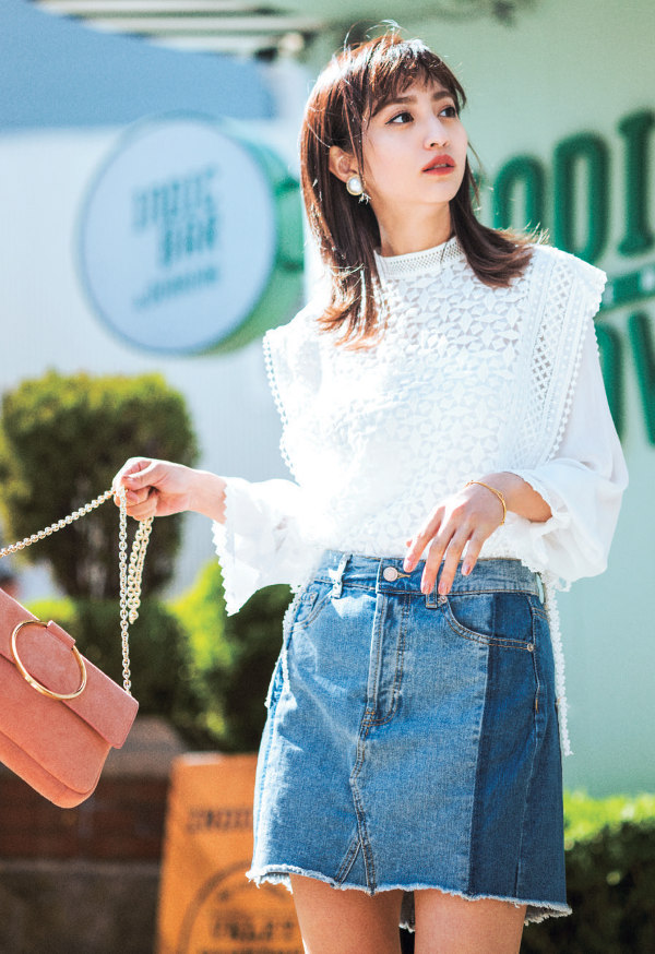 PART 01 ファッション編絶妙デザインや珍しい色、日本にありそうで見つからない韓国っぽかわいい服をピンポイントで！韓国で服を買うなら、この4アイテムを狙いうち♡毎日新商品が並ぶアジア最大の問屋街を持つ韓国には、最旬アイテムがあふれてる！しかも、日本よりお手頃価格で手に入るって…なんてお買い物天国♡　中でも〝それどこの？〟って必ず聞かれる4アイテムと、その着こなしをご紹介！