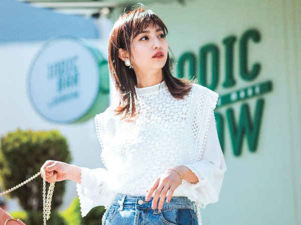 PART 01 ファッション編絶妙デザインや珍しい色、日本にありそうで見つからない韓国っぽかわいい服をピンポイントで！韓国で服を買うなら、この4アイテムを狙いうち♡毎日新商品が並ぶアジア最大の問屋街を持つ韓国には、最旬アイテムがあふれてる！しかも、日本よりお手頃価格で手に入るって…なんてお買い物天国♡　中でも〝それどこの？〟って必ず聞かれる4アイテムと、その着こなしをご紹介！