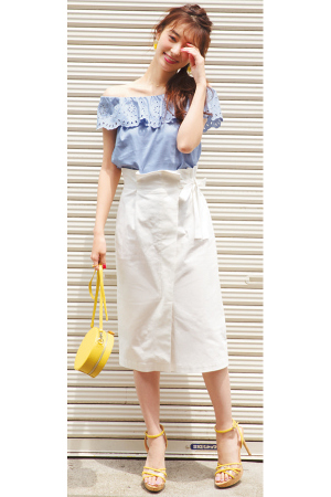 甘ブラウス×白スカートでモテオーラが止まらない♡