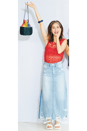 レースブラウス×デニムスカートの絶妙な肌見せスタイル