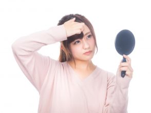 鏡を見る