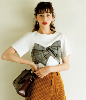 白Tシャツ×チェックのアクセントで秋ムードを高めて♡