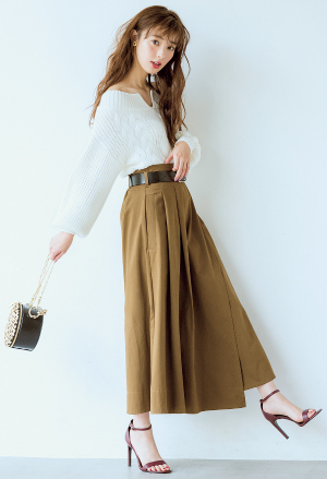 ゆるシルエットなのにオフショルでV空き…モテニットに認定♡