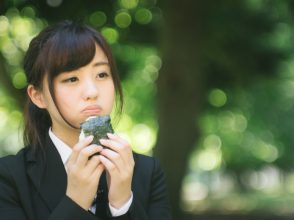 落ち込む女