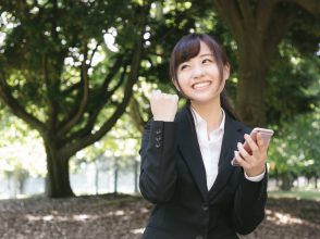 スーツの女