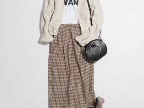 美人なタイトスカートをロゴT＆ざっくりカーデでカジュアルに