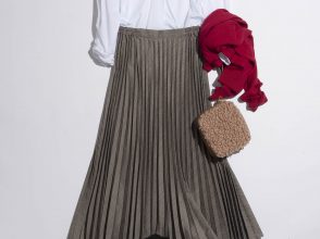白シャツ×ひざ下スカートで完成する秋のレディコーデ