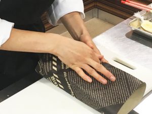 包みます