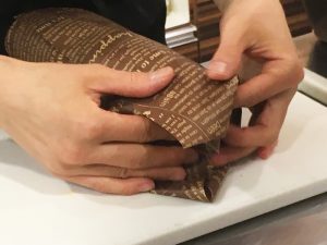 包む