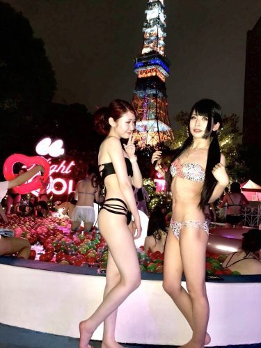 プール、ナイトプール、水着、水着スナップ、ビキニ、紐