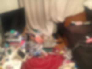 散らかった部屋