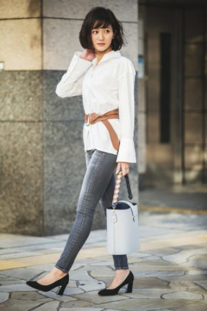 定番シャツスタイルにサッシュベルトでトレンドを効かせて