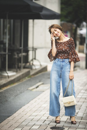上品かつ華やかな大人っぽ小花柄ブラウスが主役のコーデ