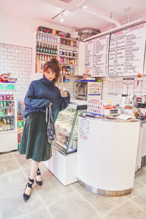 ラメニット×コーデュロイの異素材コンビが今っぽい